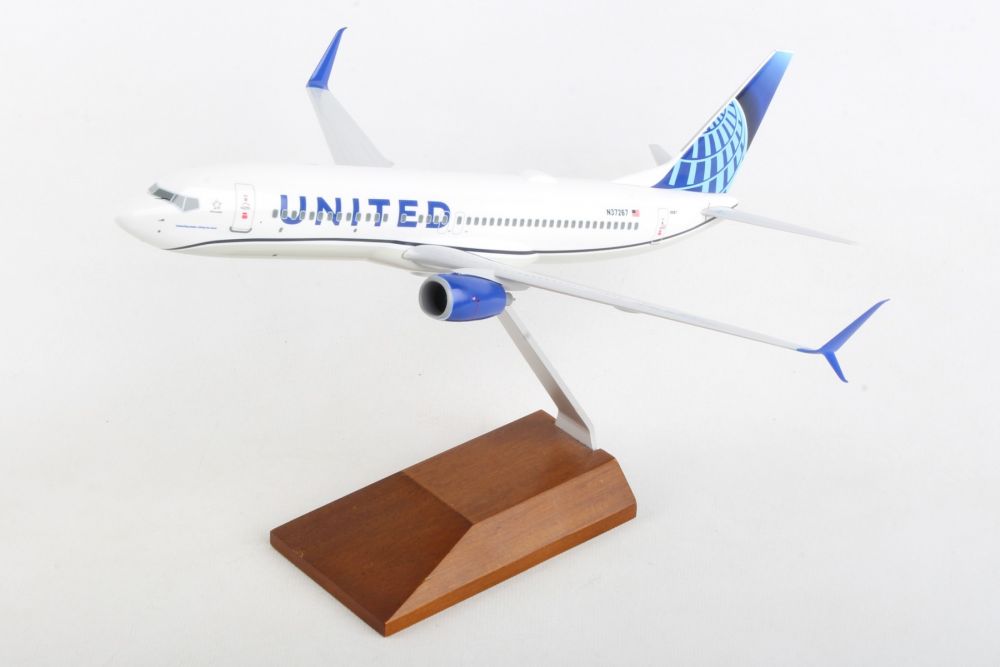 SKYMARKS UNITED 737-800 1/130 WITH WOOD STAND