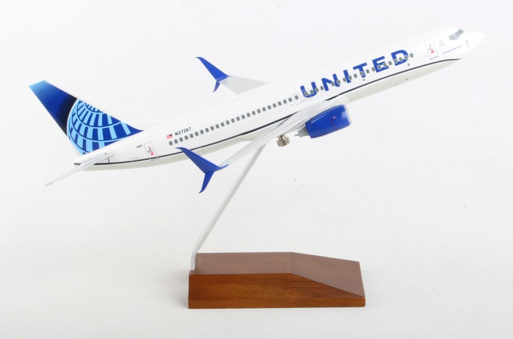 SKYMARKS UNITED 737-800 1/130 WITH WOOD STAND