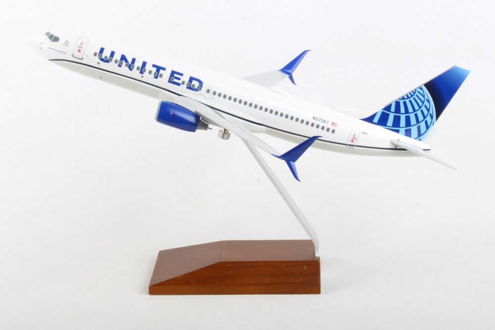 SKYMARKS UNITED 737-800 1/130 WITH WOOD STAND