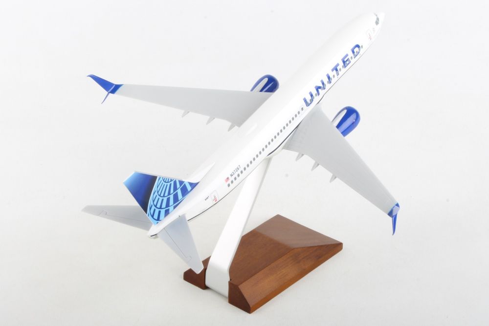 SKYMARKS UNITED 737-800 1/130 WITH WOOD STAND